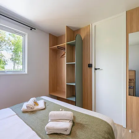 New Vennepark Caravan 463 6p Chalet De Haan